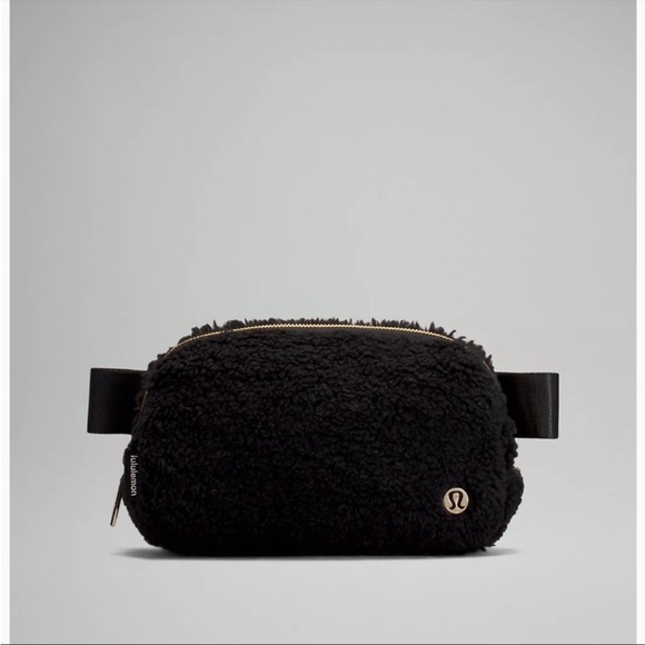 lululemon athletica Handbags - 🍋Lululemon Everywhere Fleece Belt Bag in Black